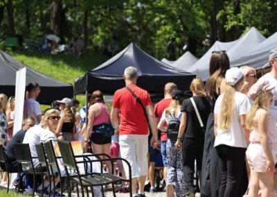 zgromadzenie na pikniku chodzi między namiotami wystawców