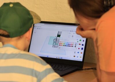 chłopak z mamą projektują wydruk 3D