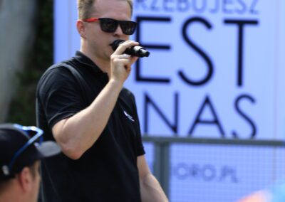 Maciej Skop przemawia na tle napisu "wszystko, czego potrzebujesz, jest u nas"