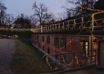 Fort udekorowany światełkami