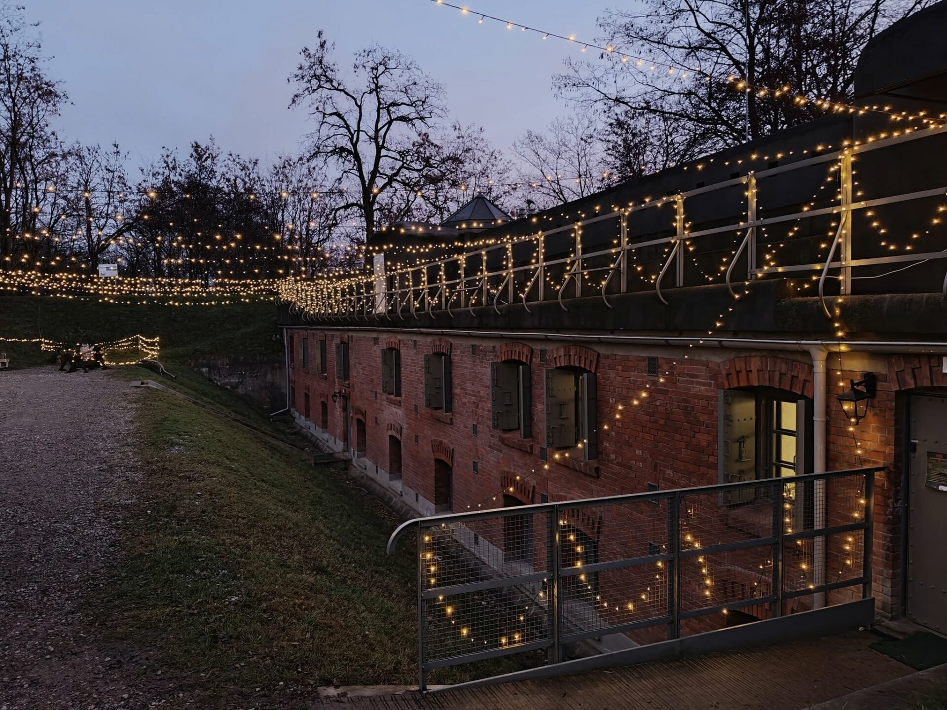 Fort udekorowany światełkami