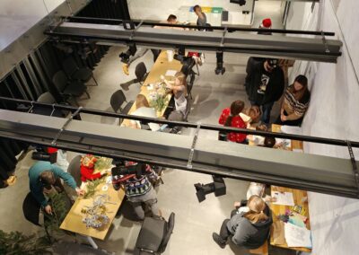 zdjęcie z góry, jak ludzie dekorują pierniczki