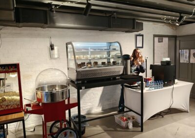 zdjęcie kramu z przekąskami, ciastami, maszyna do waty i popcornu