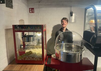 nad popcornem i watą stoi manager fortu i się uśmiecha