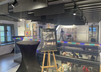 piętro fortu, tam wystawa i stoliki