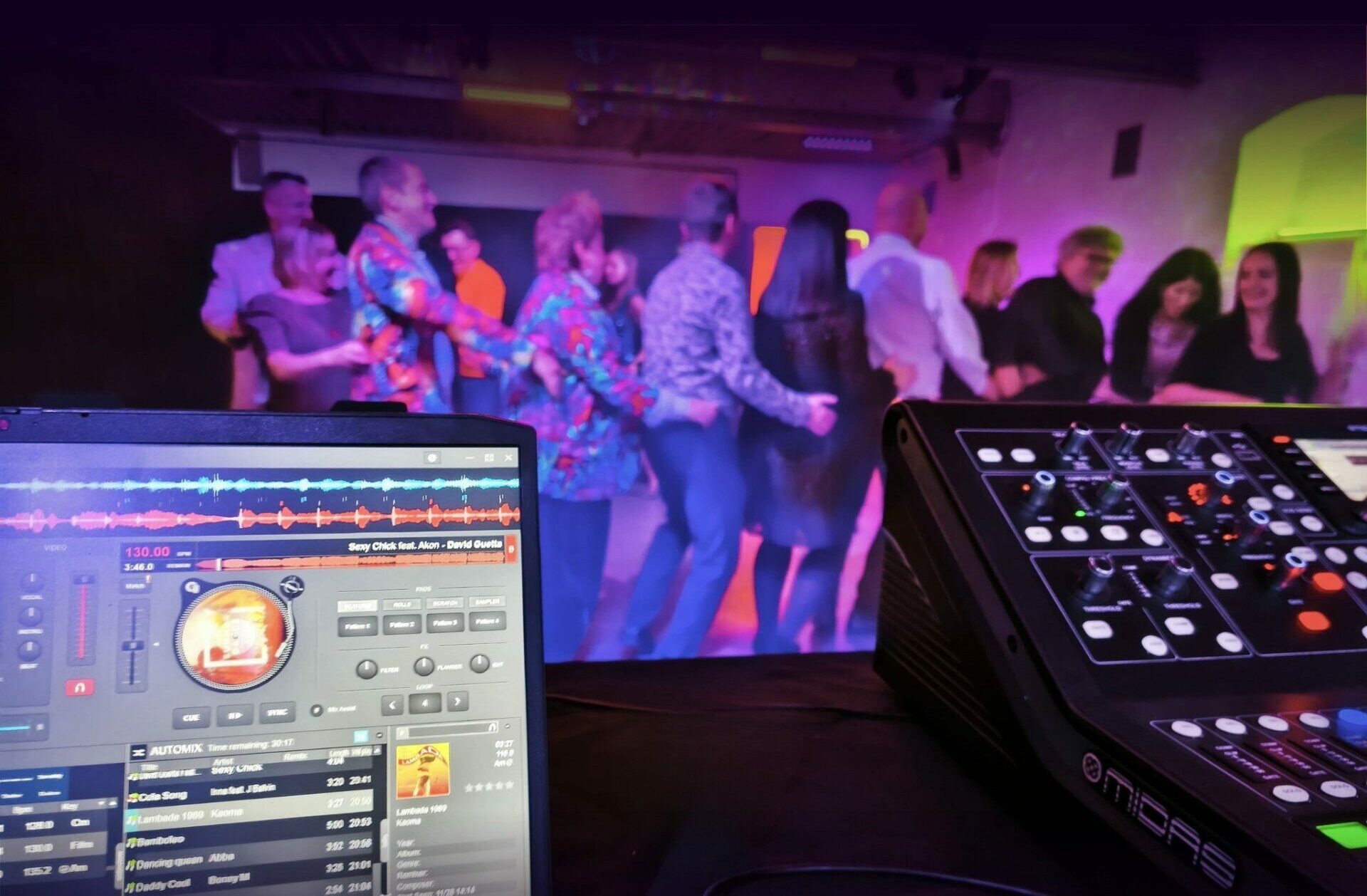 impreza w forcie. tłum ludzi w "jedzie pociag z daleka". Zdjęcie znad konsoli dj