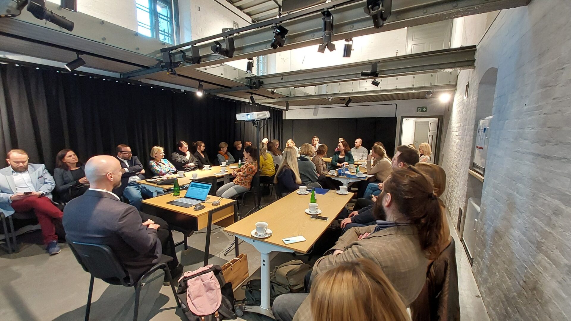 spotkanie biznesowe w forcie. ludzie siedzą przy stołach