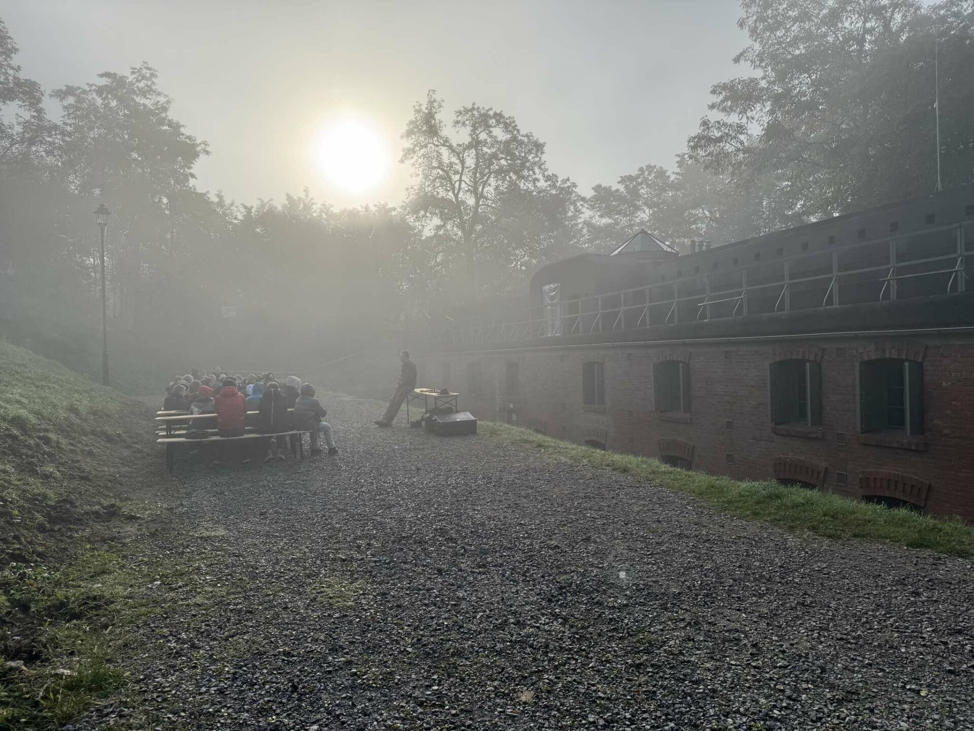 Fort we ,mgle, ktoś prowadzi zajęcia outdoorowe