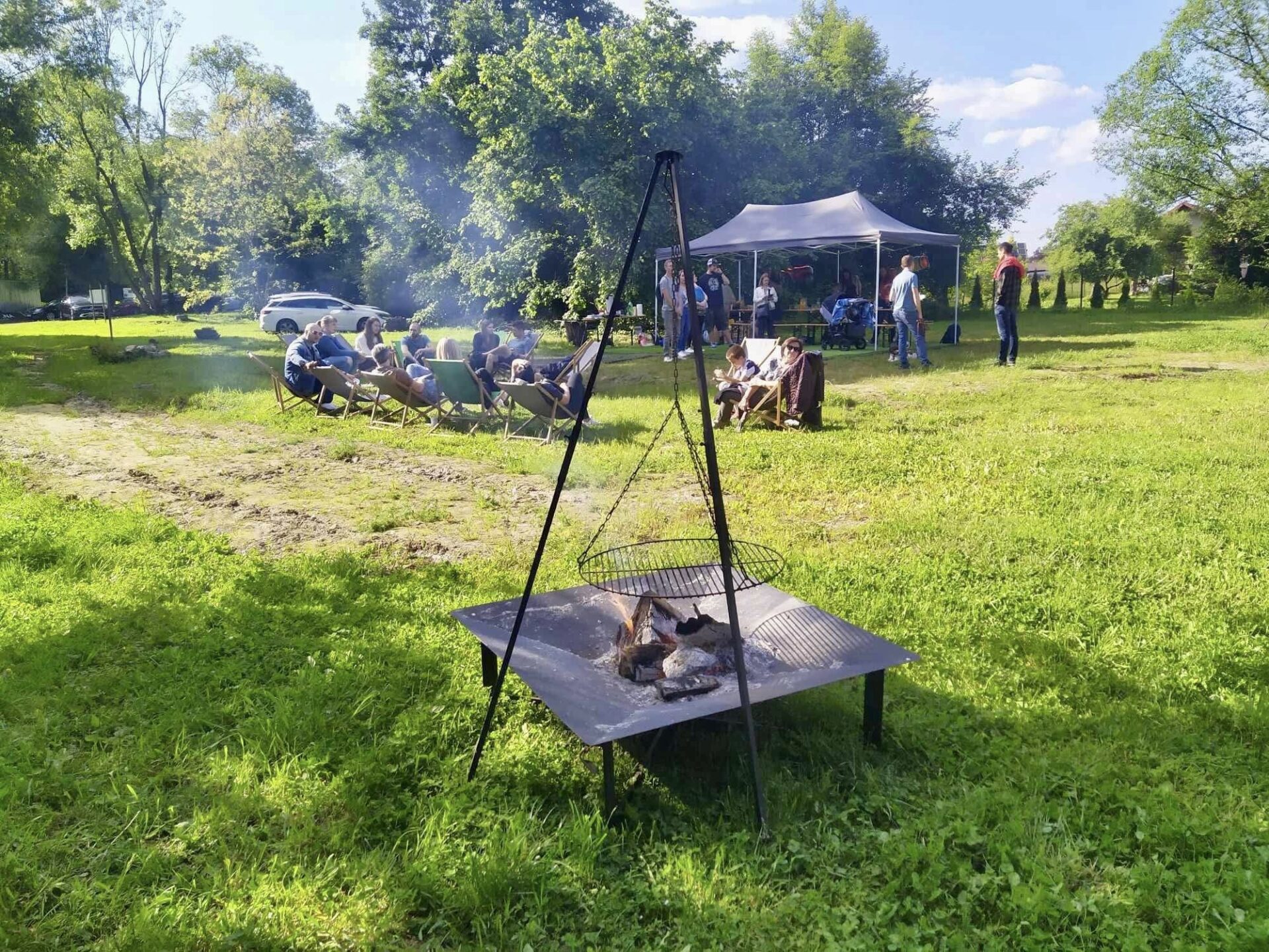 ognisko przed fortem, w tle namioty