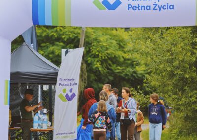 Pod balonem "Fundacja Pełna Życia" tłum ludzi. Rozpoczyna sie piknik