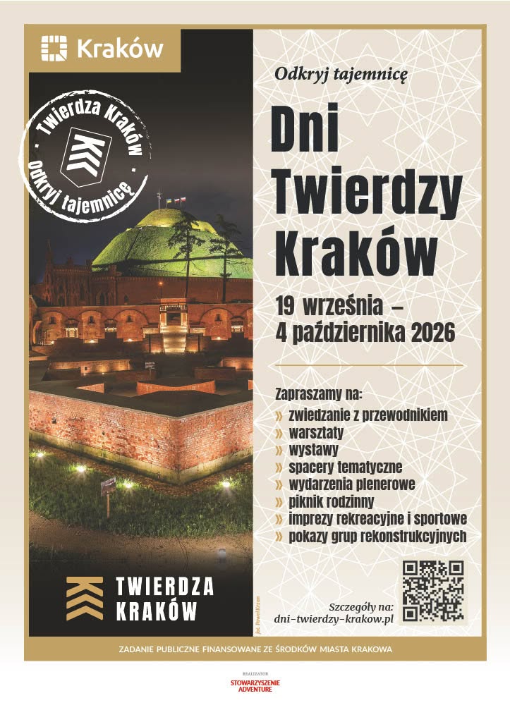 Plakat informujący o wydarzeniu „Dni Twierdzy Kraków”, zaplanowanym na okres od 19 września do 4 października 2026 r. Tło grafiki stanowi siatka geometrycznych wzorów. Po lewej stronie znajduje się duże, pionowe, prostokątne zdjęcie przedstawiające nocną iluminację Fortu nr 2 „Kościuszko” w Krakowie. Kopiec Kościuszki jest podświetlony na zielono, a ceglane mury obronne fortu są oświetlone ciepłym światłem. W lewym górnym rogu plakatu umieszczone jest oficjalne logo miasta Krakowa. W lewym dolnym rogu znajduje się logotyp „Twierdza Kraków”, na który składa się ikona stylizowanego fortu oraz napis. Na środku, na jasnym tle, widnieje nagłówek „Odkryj tajemnicę Dni Twierdzy Kraków”. Poniżej wymieniono planowane atrakcje: zwiedzanie z przewodnikiem, warsztaty, wystawy, spacery tematyczne, wydarzenia plenerowe, piknik rodzinny, imprezy rekreacyjne i sportowe oraz pokazy grup rekonstrukcyjnych. Na dole po prawej stronie znajduje się kod QR oraz informacja: „Szczegóły na: dni-twierdzy-krakow.pl”. U dołu plakatu widnieje napis: „Zadanie publiczne finansowane ze środków Miasta Krakowa”.